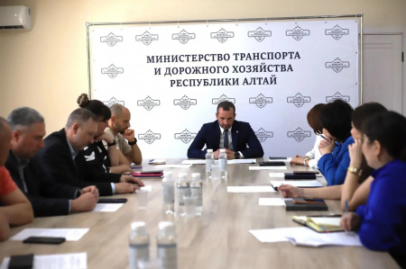 Министр транспорта и дорожного хозяйства Республики Алтай Артур Гущин провел заседание Общественного совета при Министерстве.